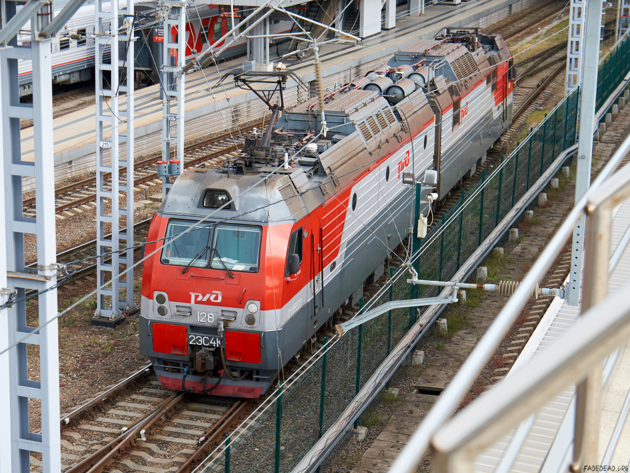 Thumbnail for «2ЭС4К-128 «Дончак» маневрирует на вокзале Адлер, вид сверху»