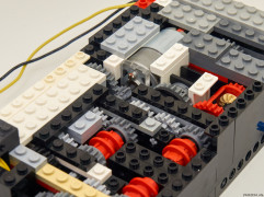 Mazda 787B из LEGO — мотор зафиксирован внутри коробки передач